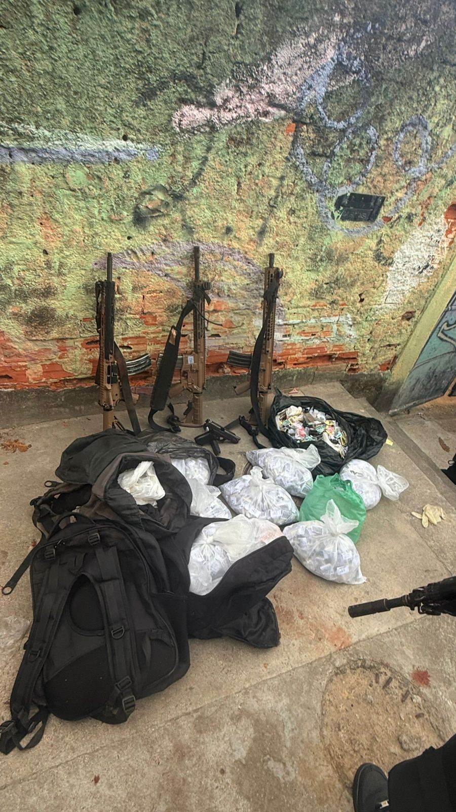 PM prende criminosos, apreende fuzis e drogas em Piedade